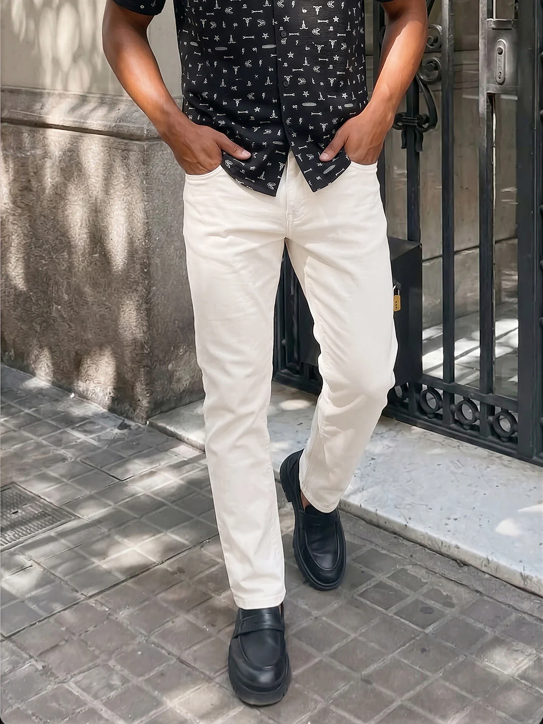 Men's White Slim Fit Solid Casual Chinos