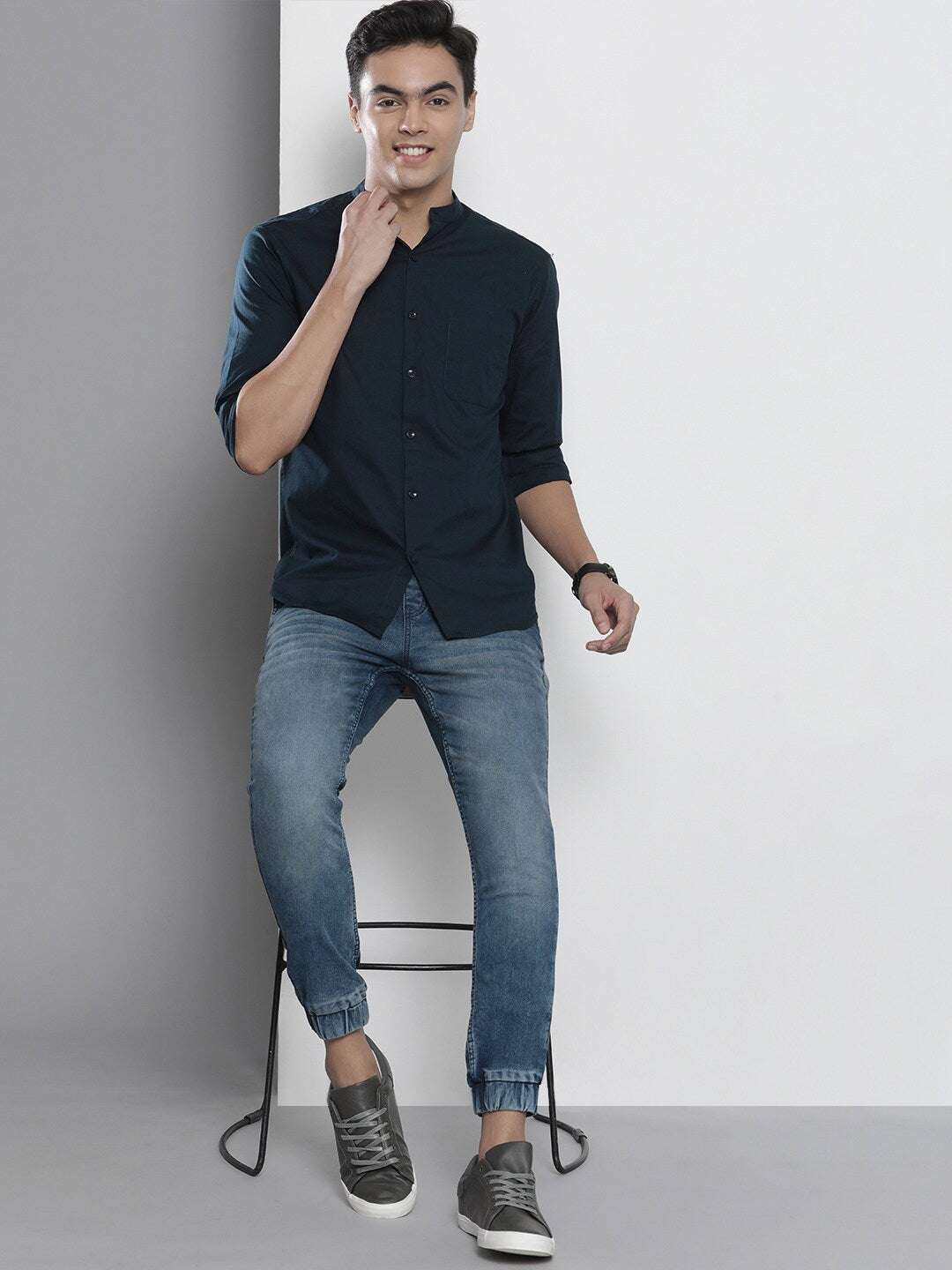 Men's Blue Slim Fit Solid Mid-Rise Stretchable Denim Joggers - Image 5