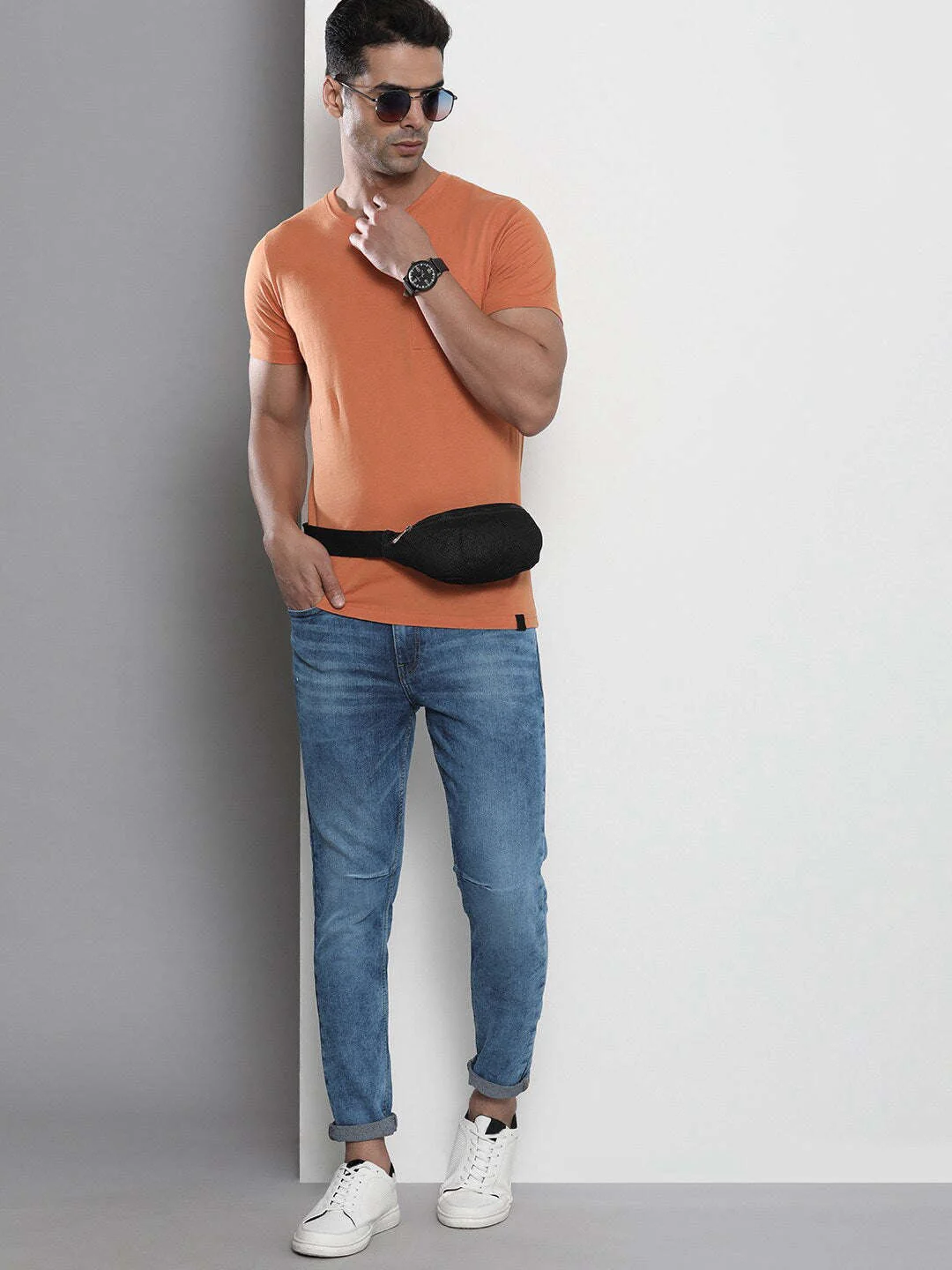 Men's Blue Carrot Fit Solid Mid-Rise Stretchable Jeans - Image 4