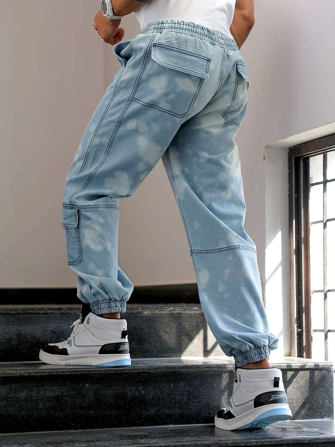 Men's Light Blue Loose Fit Solid Street Wear Jeans - Image 4