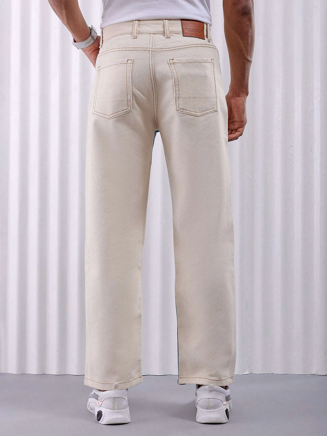 Men's White Relaxed Fit Colourblocked Casual Jeans - Image 3