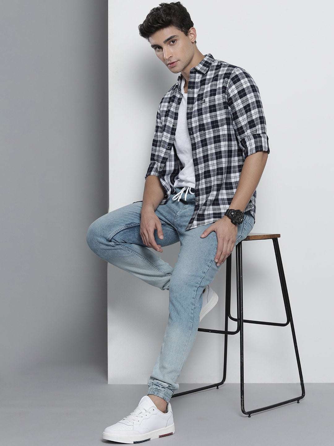 Men's Blue Slim Fit Overdyed Mid-Rise Stretchable Denim Joggers - Image 4