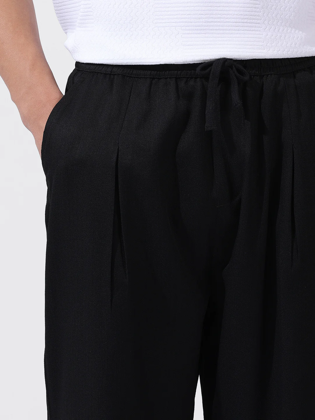 Men's Black Loose Fit Solid Resort Wear Trouser - Image 4
