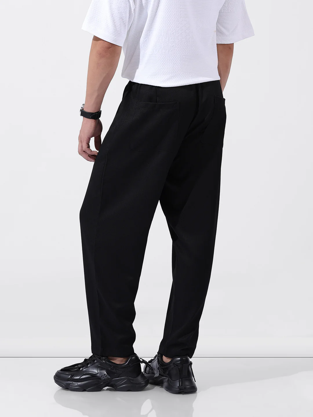 Men's Black Loose Fit Solid Resort Wear Trouser - Image 6