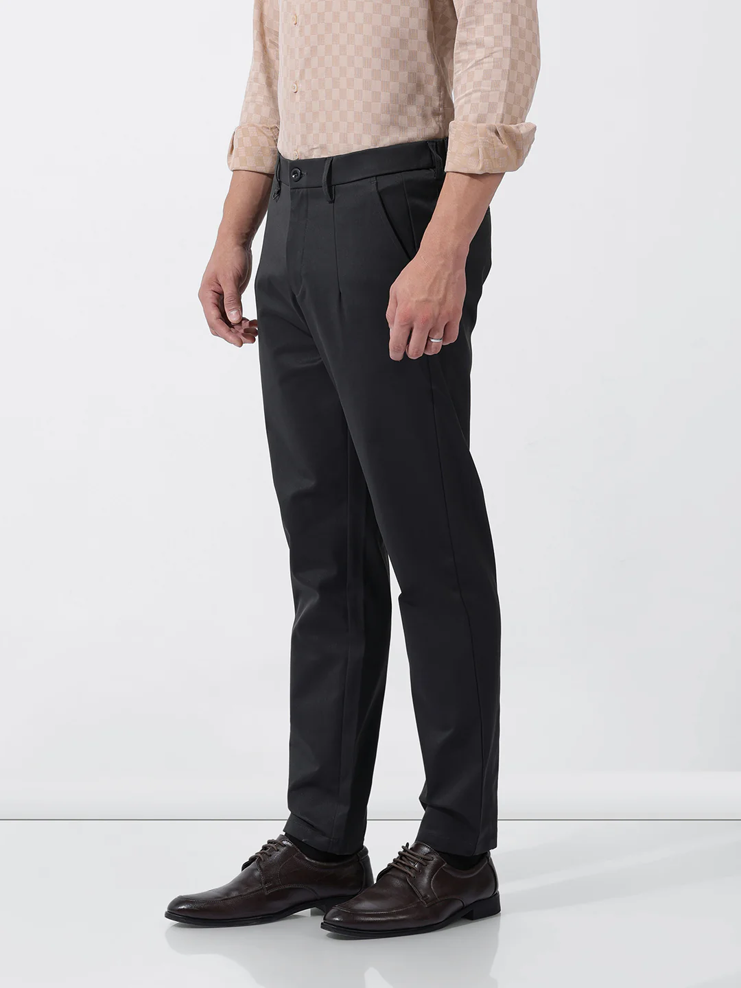 Men's Dark Grey Relaxed Fit Solid Casual Trouser - Image 3