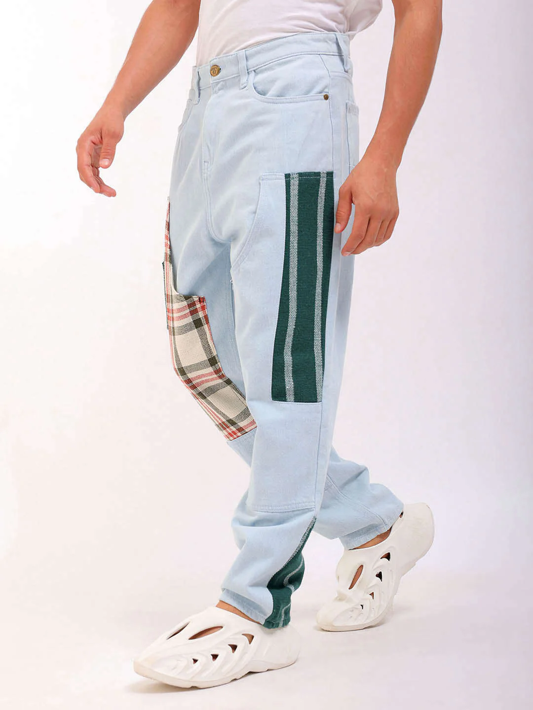 Men's Ice Blue Loose Fit Colourblocked Casual Jeans - Image 4
