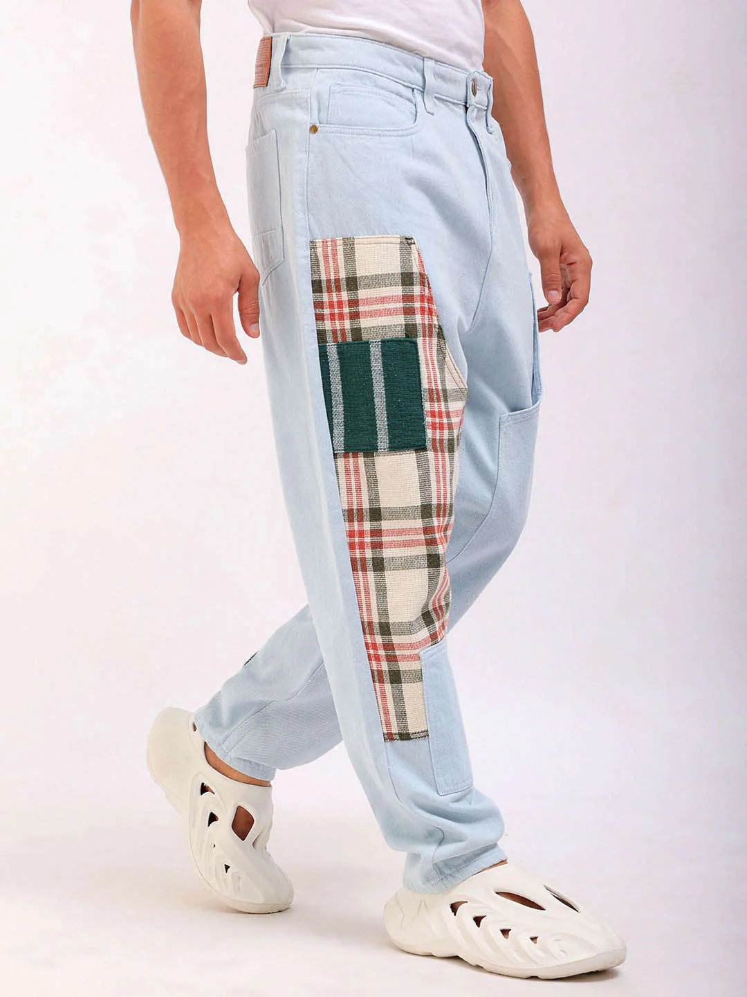 Men's Ice Blue Loose Fit Colourblocked Casual Jeans - Image 5