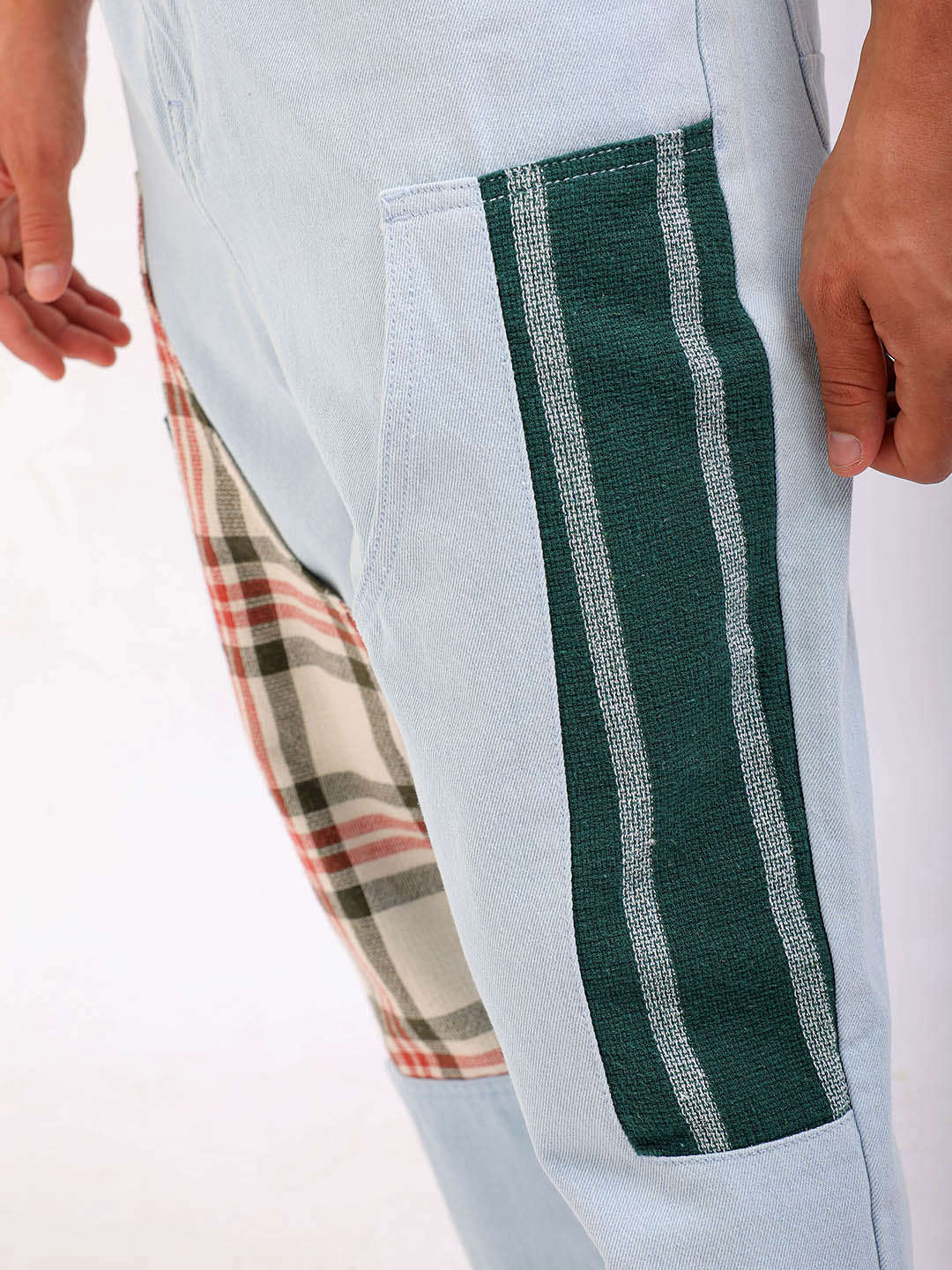 Men's Ice Blue Loose Fit Colourblocked Casual Jeans - Image 8