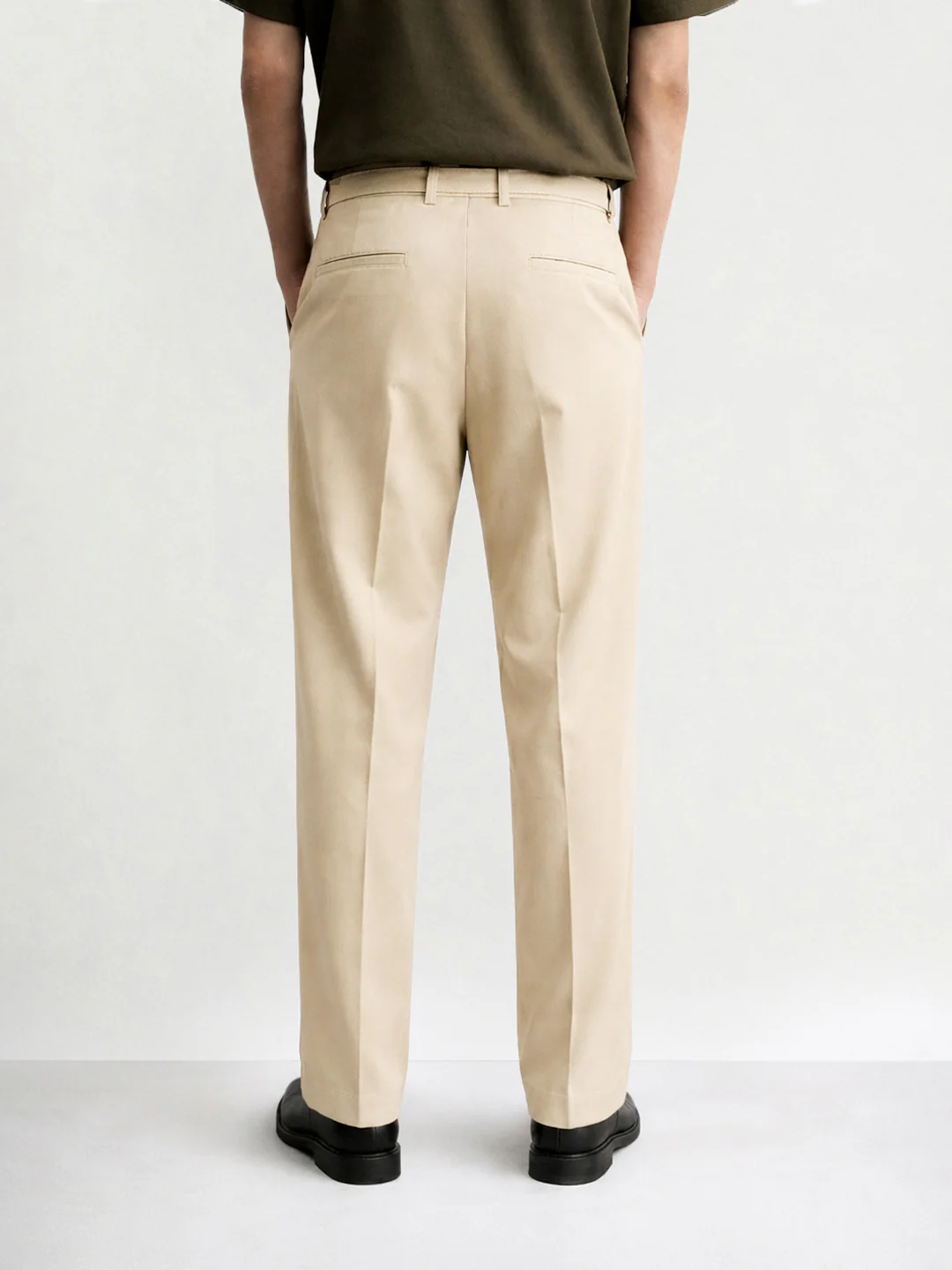 Men's Beige Relaxed Fit Solid Utility Trousers - Image 2