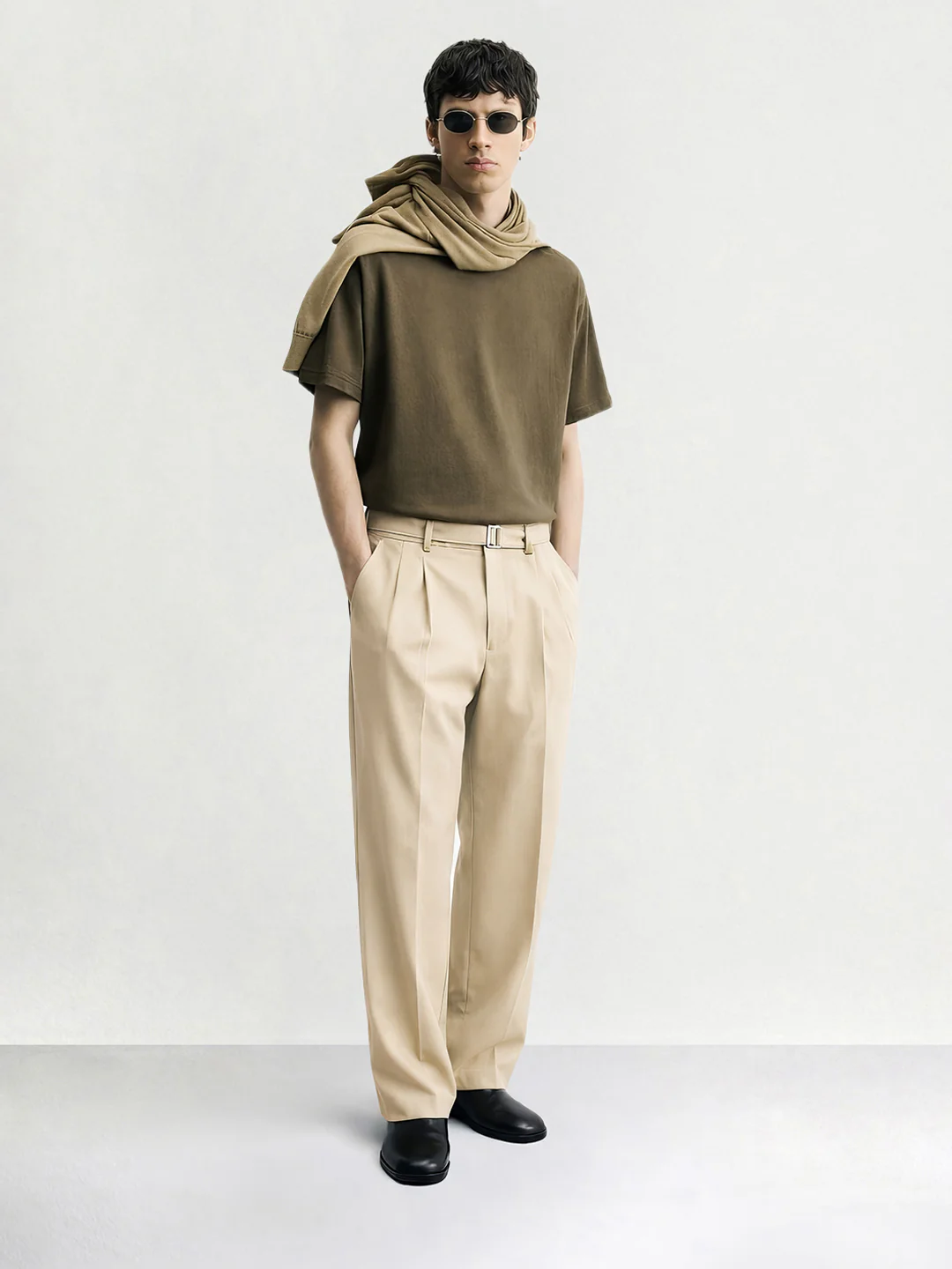 Men's Beige Relaxed Fit Solid Utility Trousers - Image 3