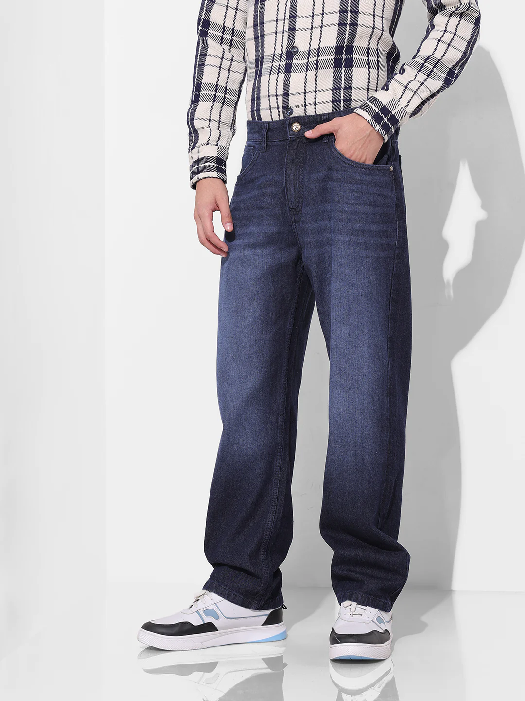 Men's Blue Relaxed Fit Solid Casual Jeans - Image 3