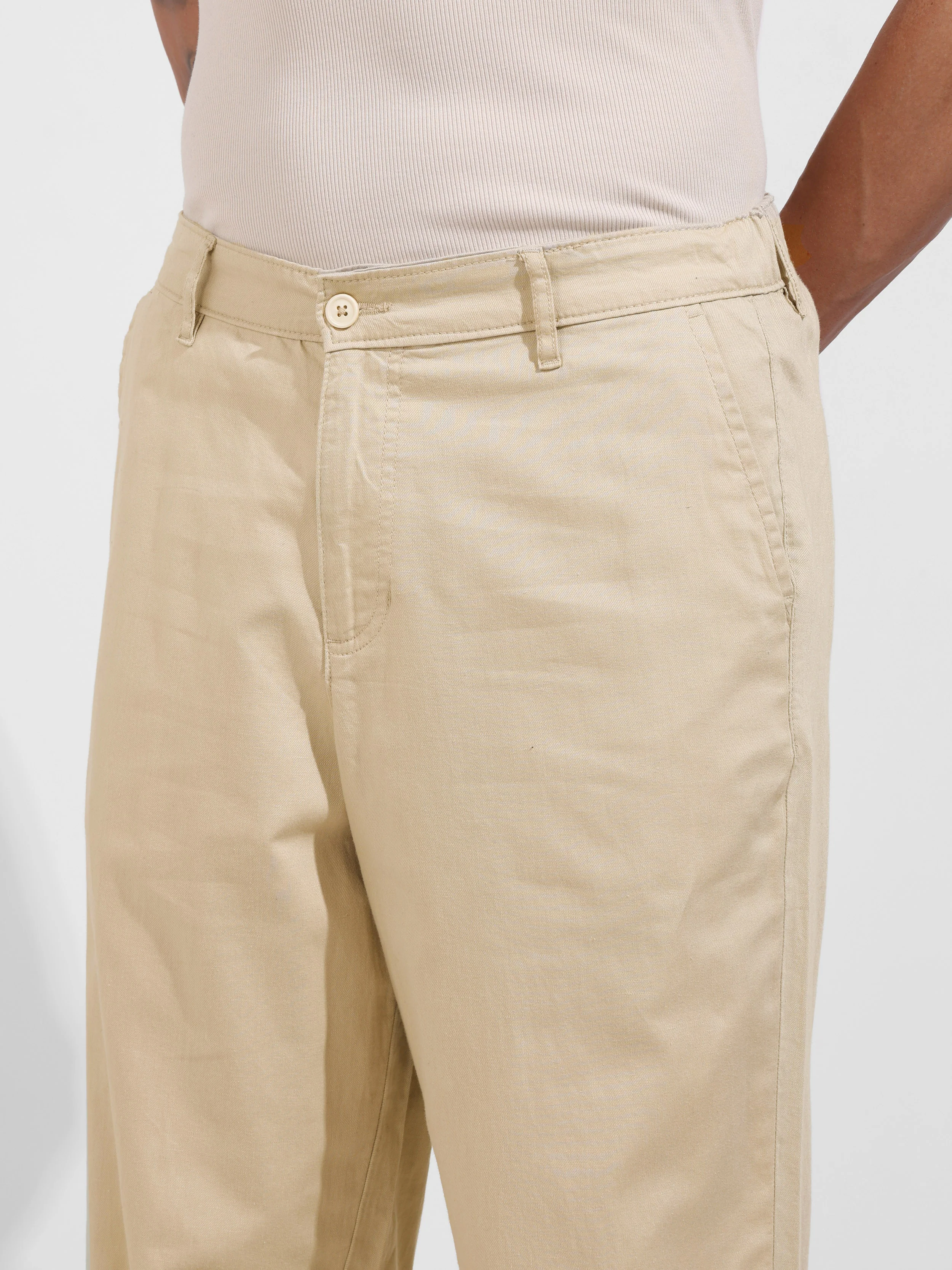 Men's Cream Relaxed Fit Solid Casual Trousers - Image 5