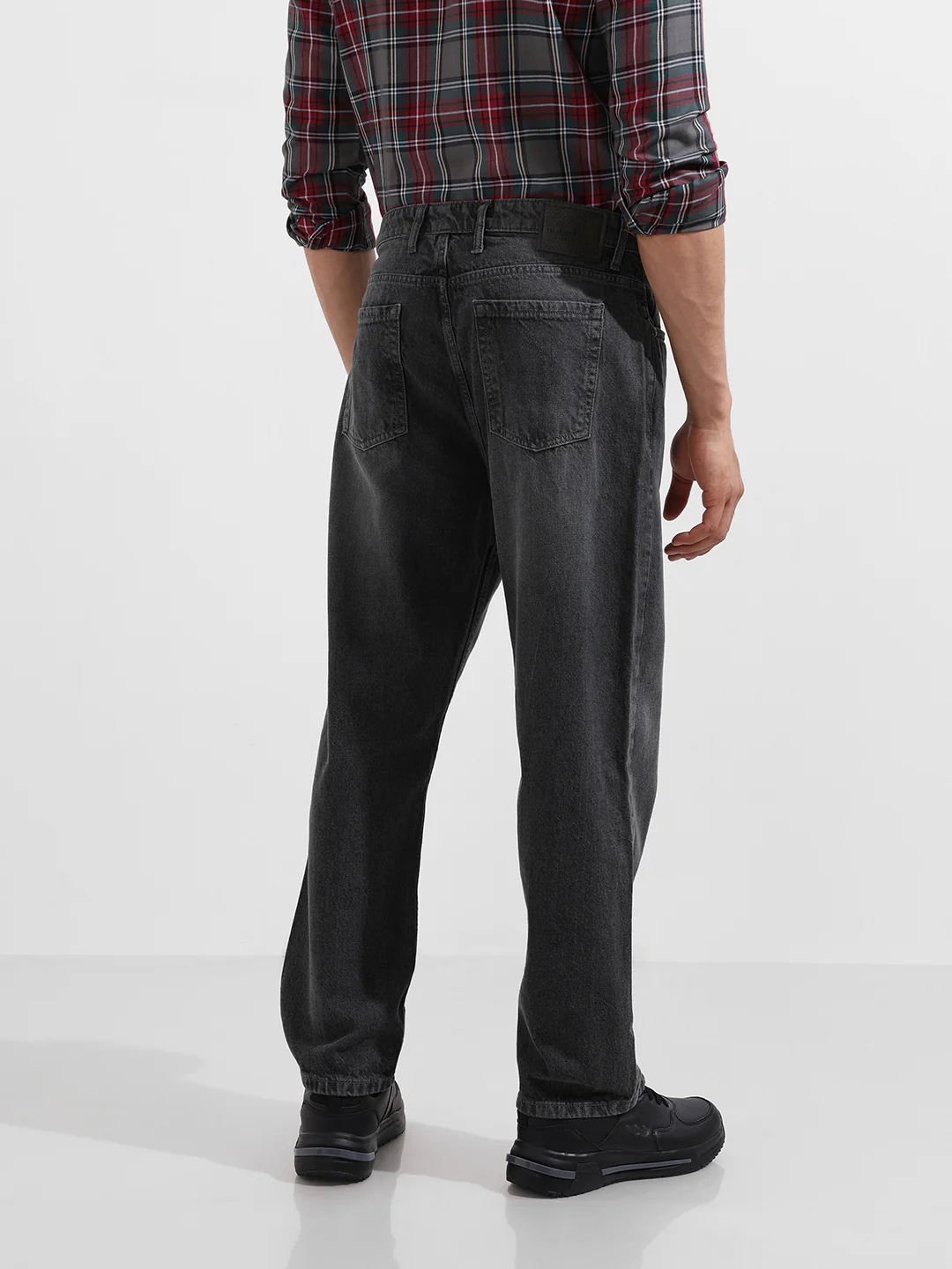 Men's Grey Relaxed Fit Solid Casual Jeans - Image 5