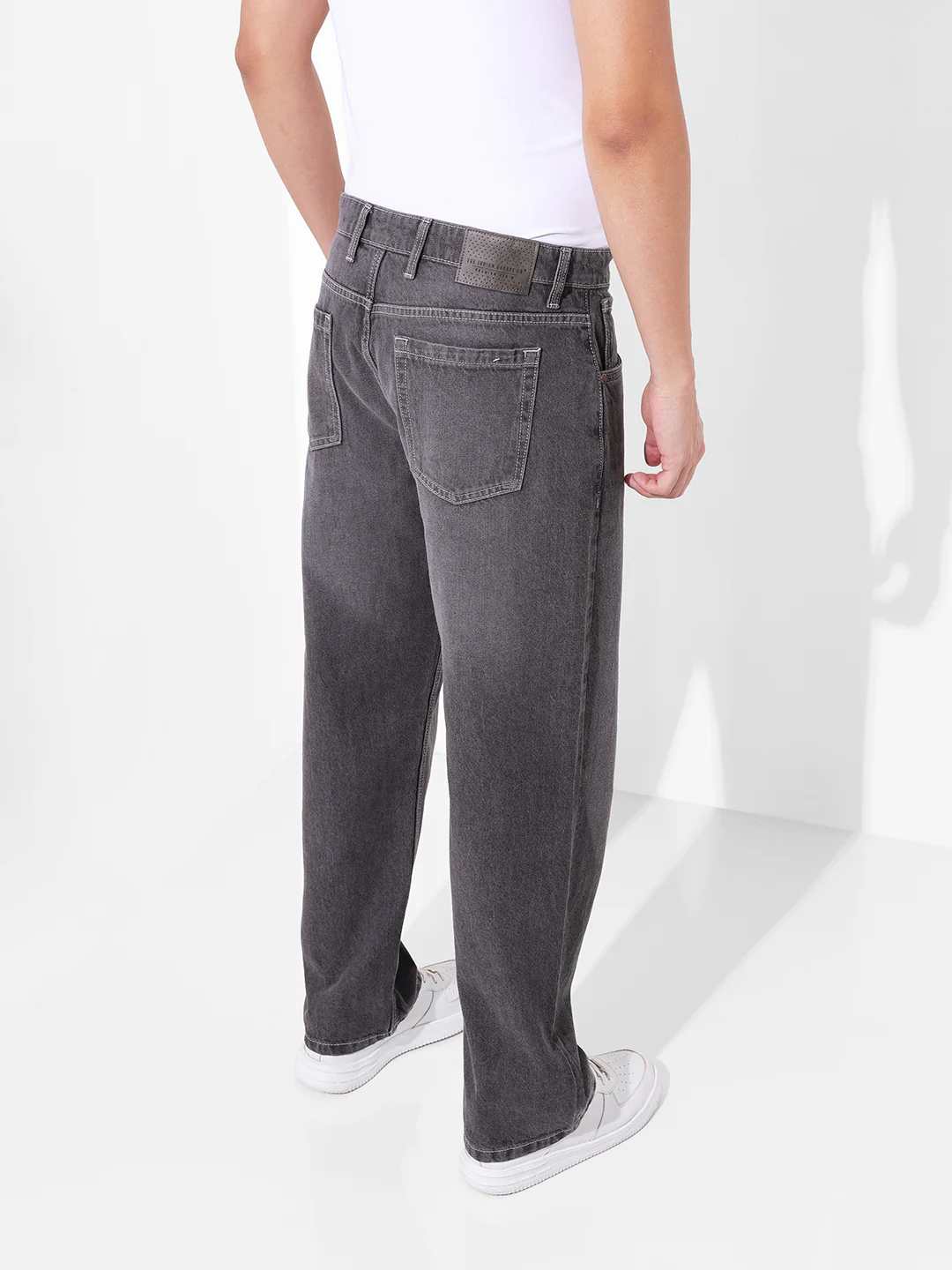 Men's Grey Relaxed Fit Solid Casual Jeans - Image 5