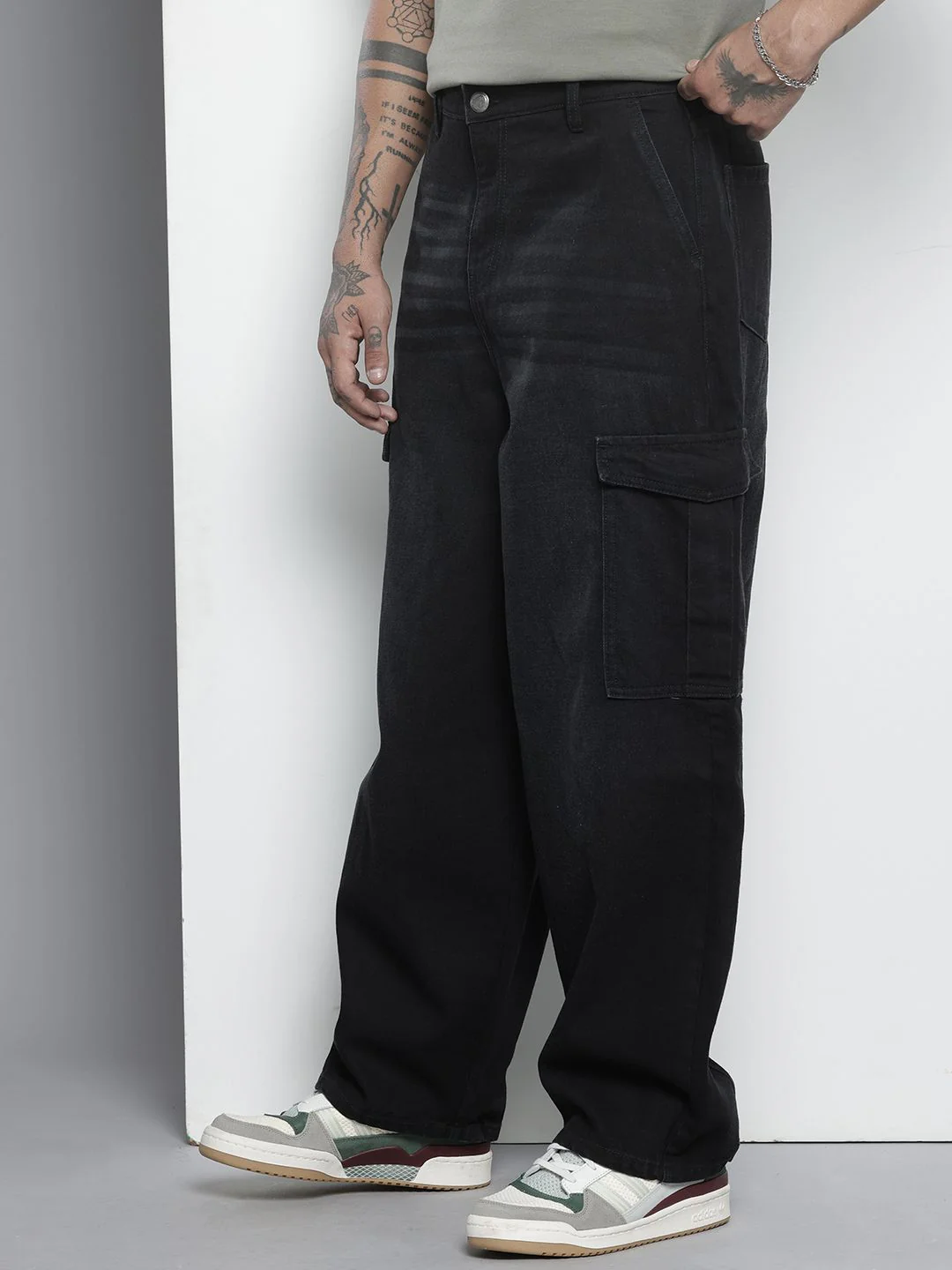 Men's Black Regular Fit Solid Utility Jeans - Image 4