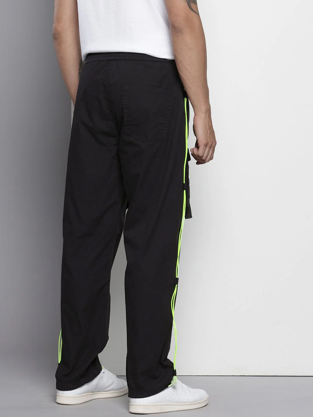 Men's Black Relaxed Fit Solid Utility Jogger - Image 4