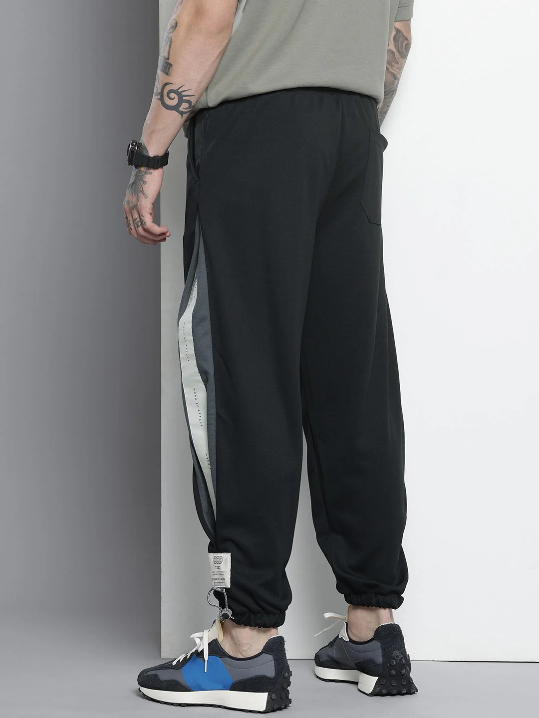 Men's Black Loose Fit Textured Street Wear Jogger - Image 4