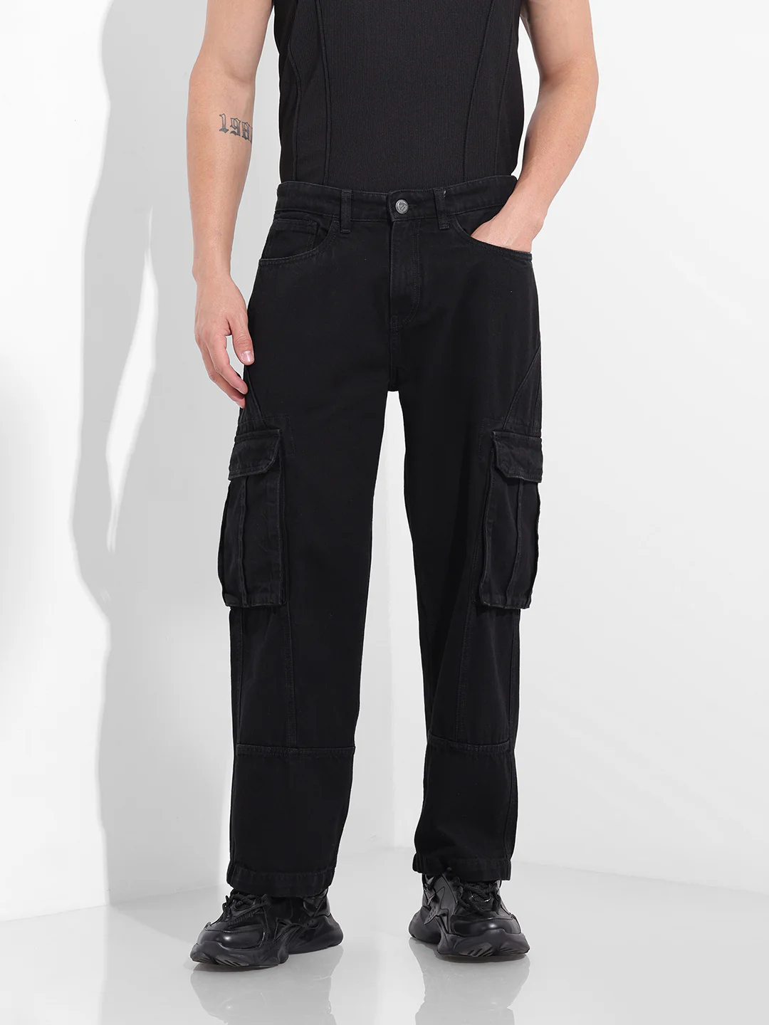 Men's Black Relaxed Fit Solid Utility Jeans - Image 2