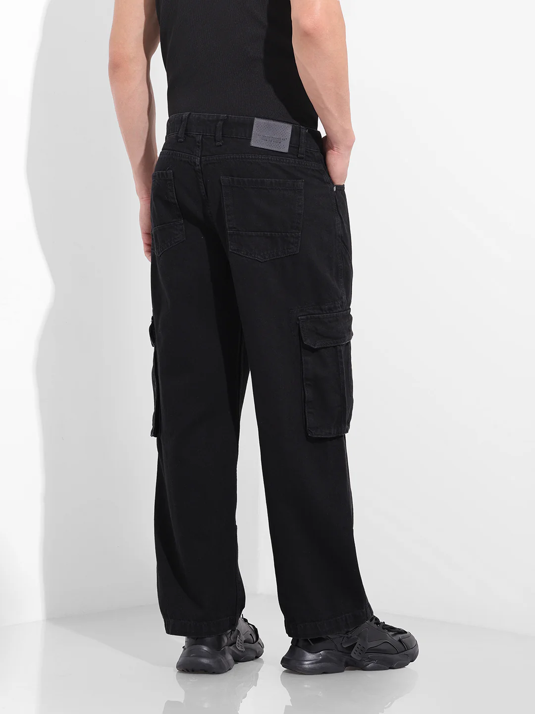 Men's Black Relaxed Fit Solid Utility Jeans - Image 4