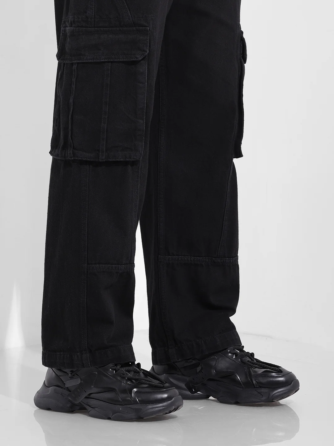 Men's Black Relaxed Fit Solid Utility Jeans - Image 6