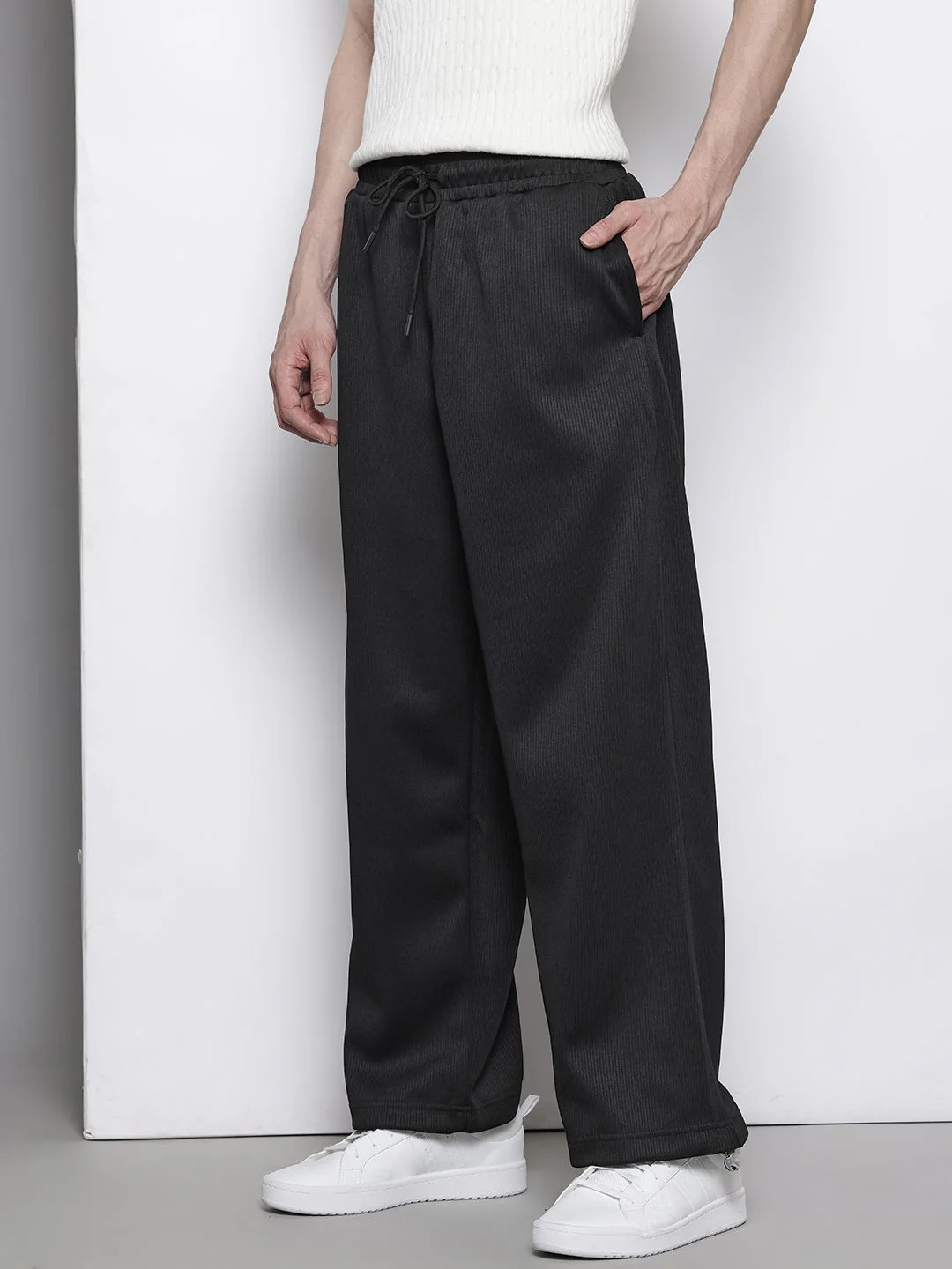 Men's Black Relaxed Fit Solid Street Wear Jogger - Image 2