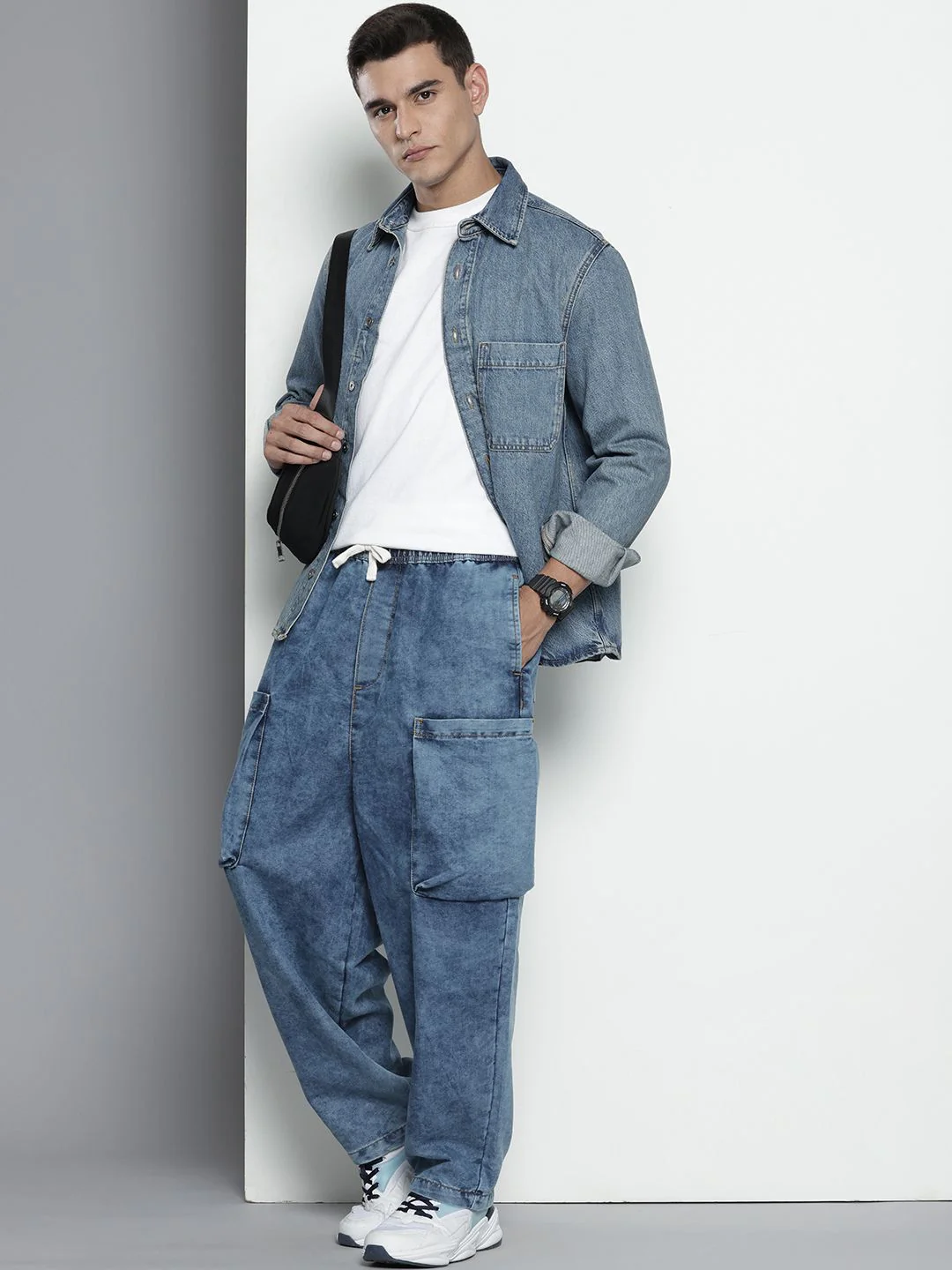Men's Blue Relaxed Fit Solid Utility Jeans - Image 2
