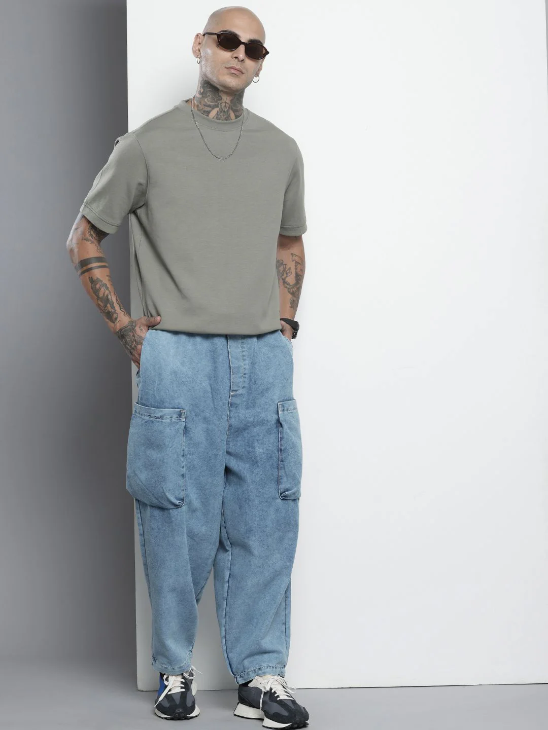 Men's Dark Blue Relaxed Fit Solid Utility Jeans - Image 2
