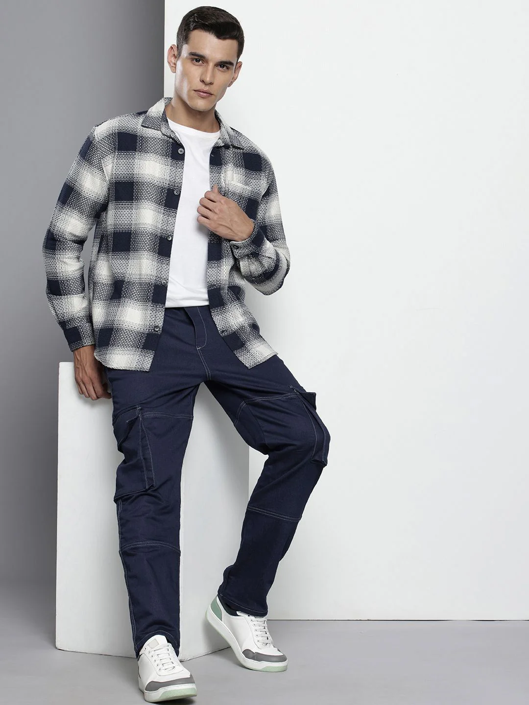 Men's Dark Blue Regular Fit Solid Utility Jeans - Image 3