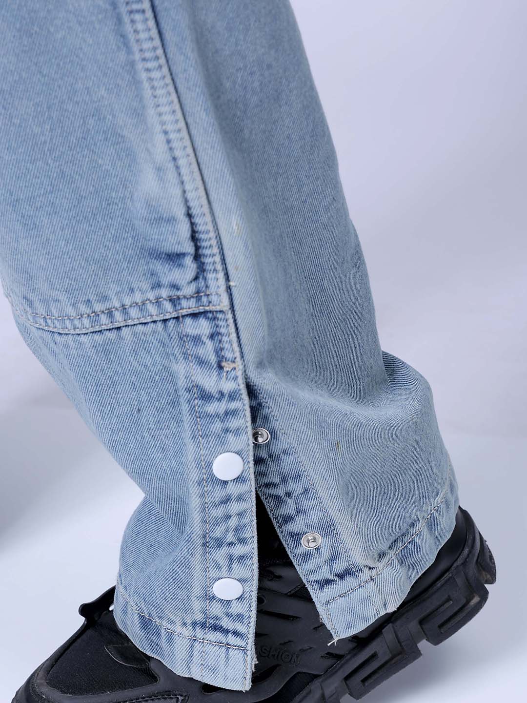 Men's Light Blue Relaxed Fit Patched Casual Jeans - Image 9