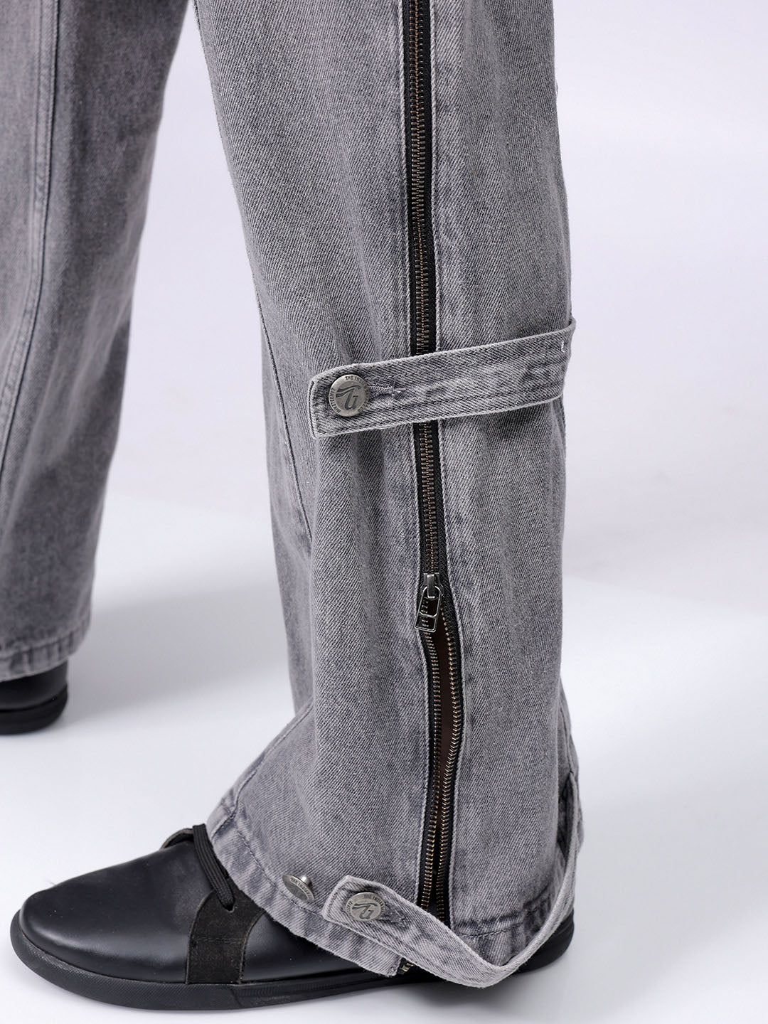 Men's Grey Loose Fit Solid Casual Jeans - Image 8