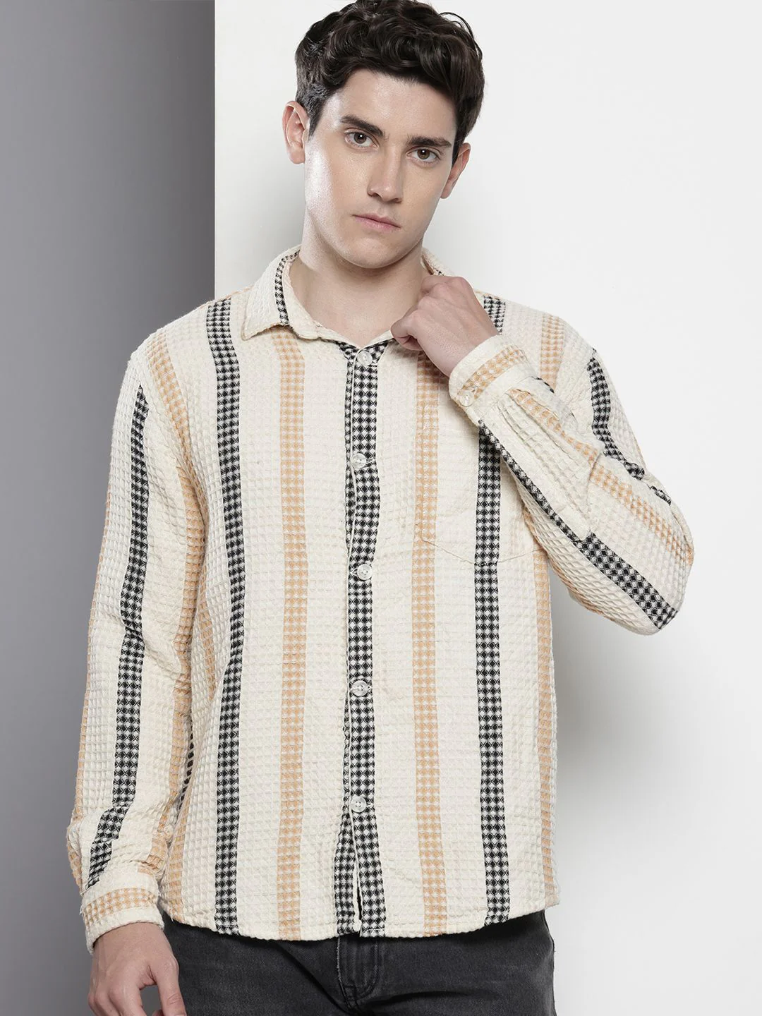 Men's Beige Relaxed Fit Textured Casual Shirt - Image 2