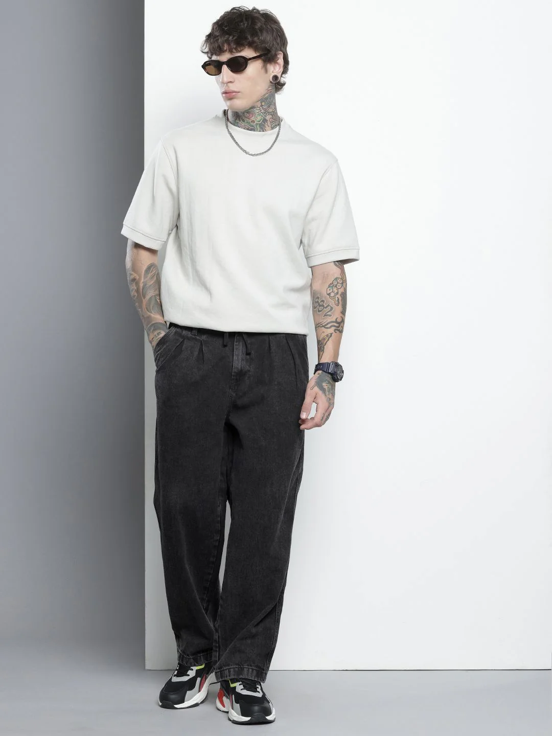 Men's Charcoal Grey Relaxed Fit Solid Utility Jeans - Image 2