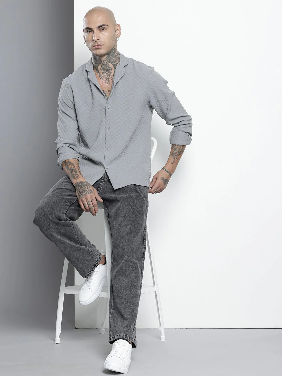 Men's Grey Relaxed Fit Solid Textured Shirt - Image 2