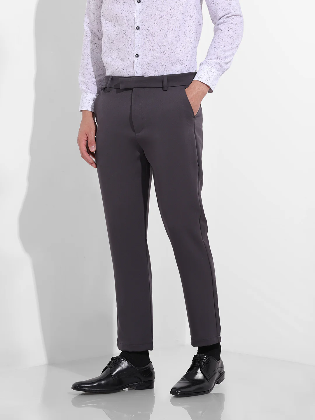 Men's Dark Grey Slim Fit Solid Casual Trouser - Image 2