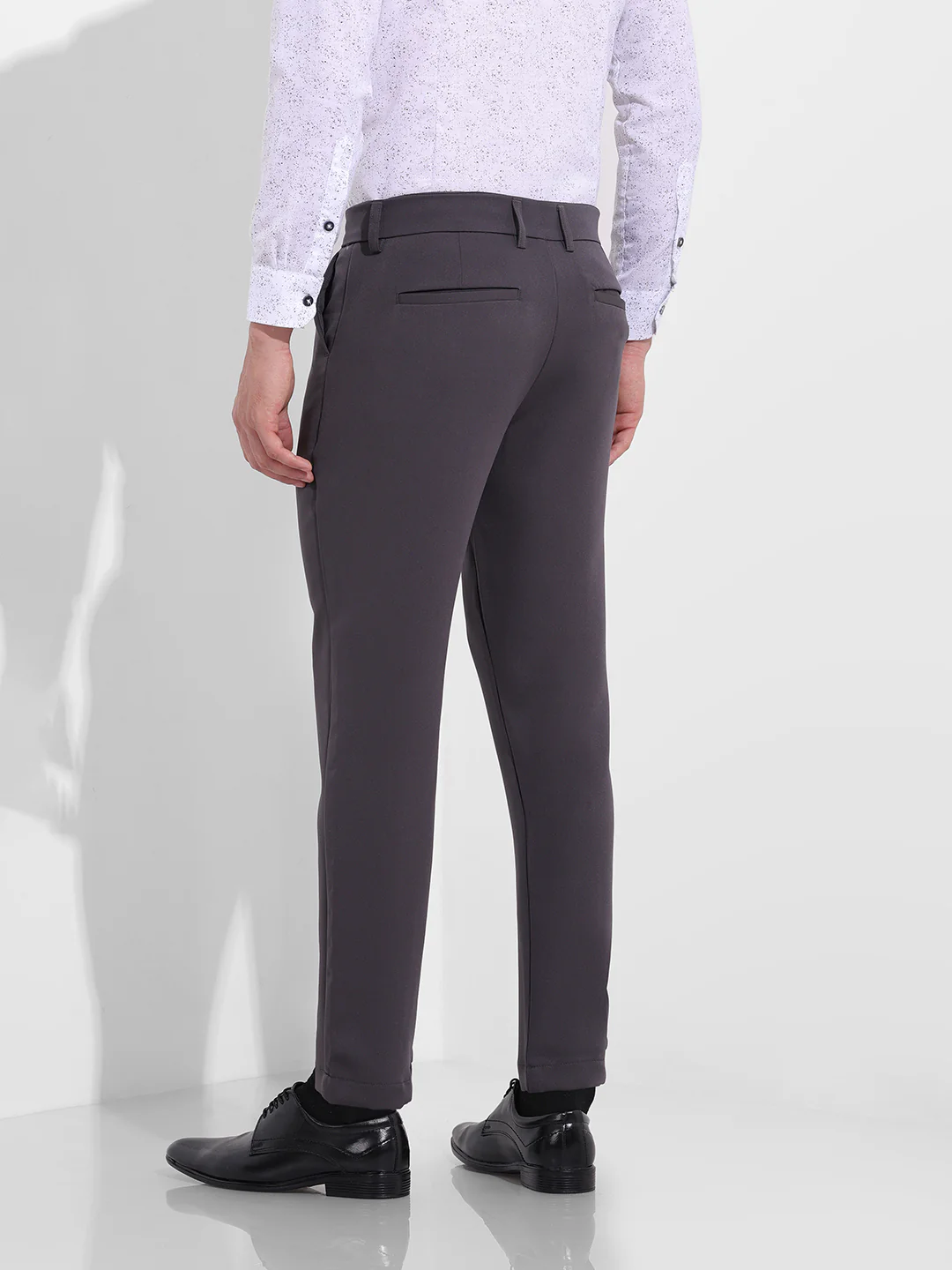 Men's Dark Grey Slim Fit Solid Casual Trouser - Image 4