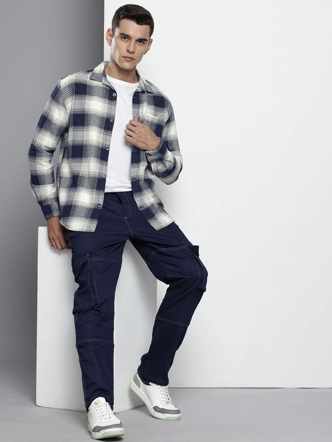 Men's Navy Relaxed Fit Textured Casual Shirt - Image 4