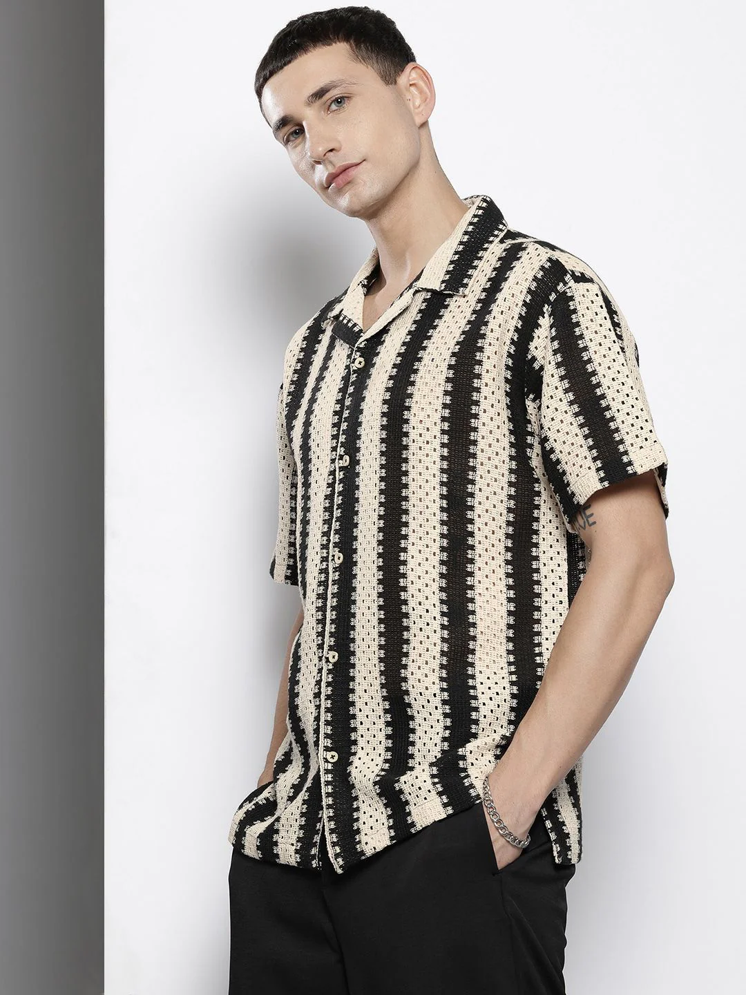 Men's Off White Relaxed Fit Textured Resort Wear Shirt - Image 2