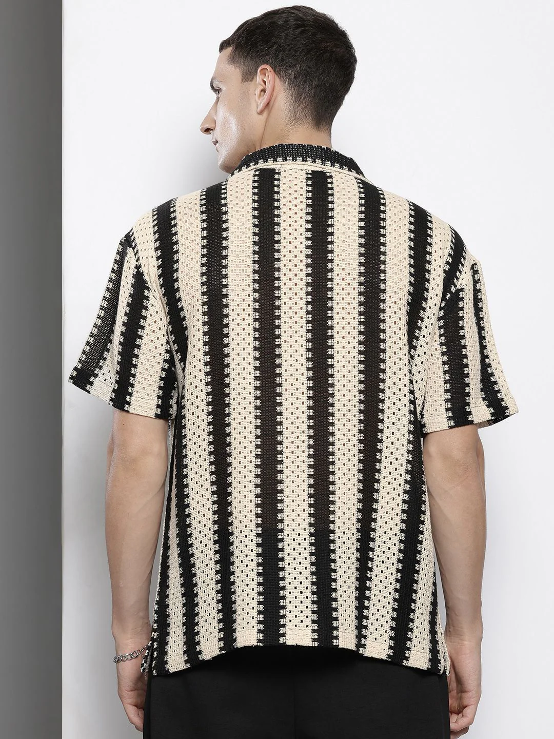 Men's Off White Relaxed Fit Textured Resort Wear Shirt - Image 4
