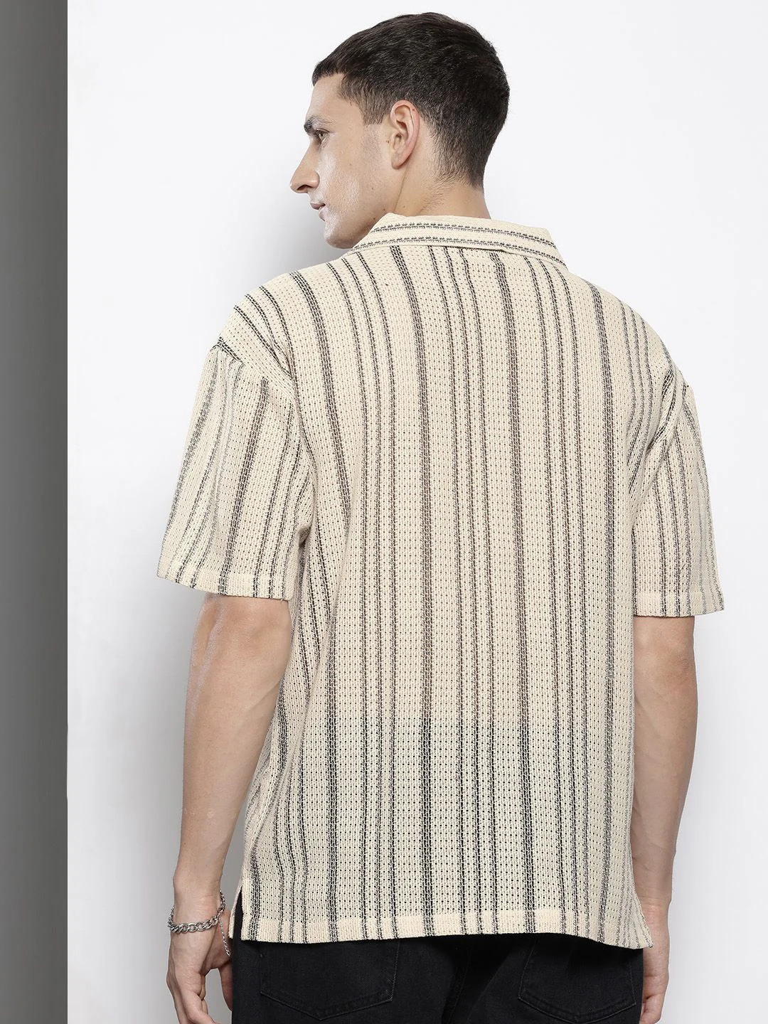 Men's Off White Relaxed Fit Textured Resort Wear Shirt - Image 4