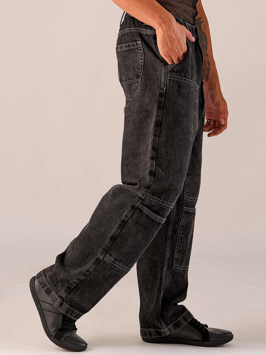 Men's Black Relaxed Fit Solid Utility Jeans - Image 4