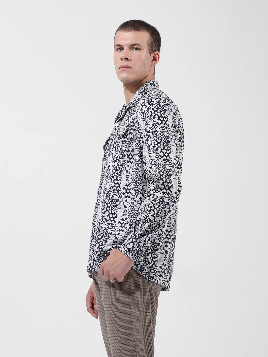 Men's Off White Regular Fit Printed Casual Shirt - Image 2