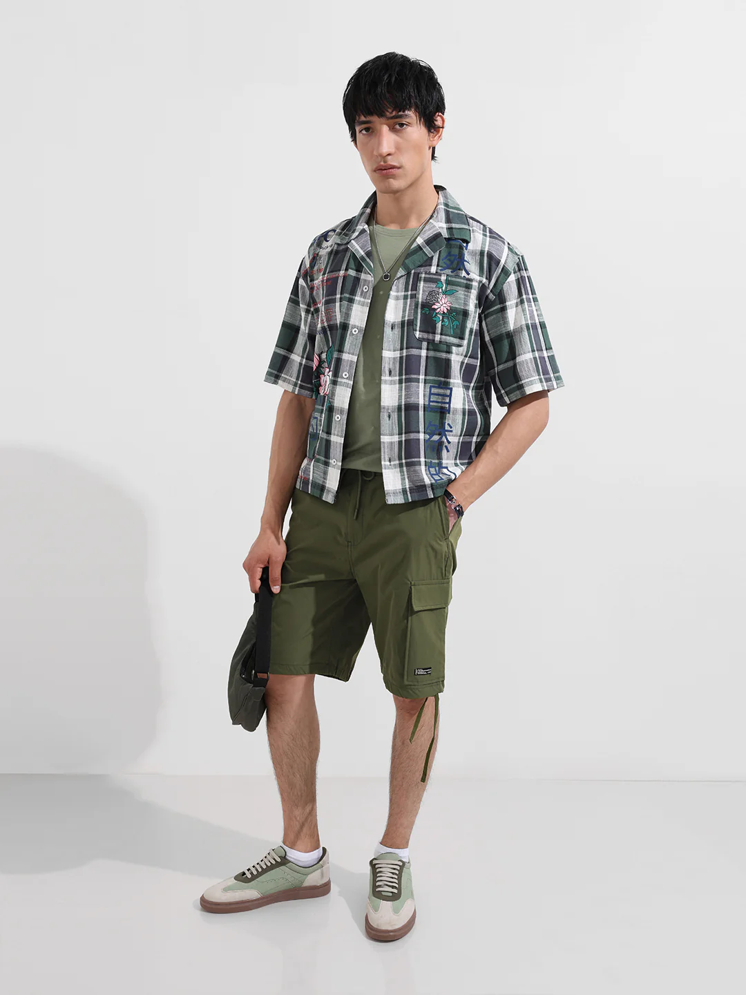 Men's Green Relaxed Fit Textured Utility Shorts - Image 2