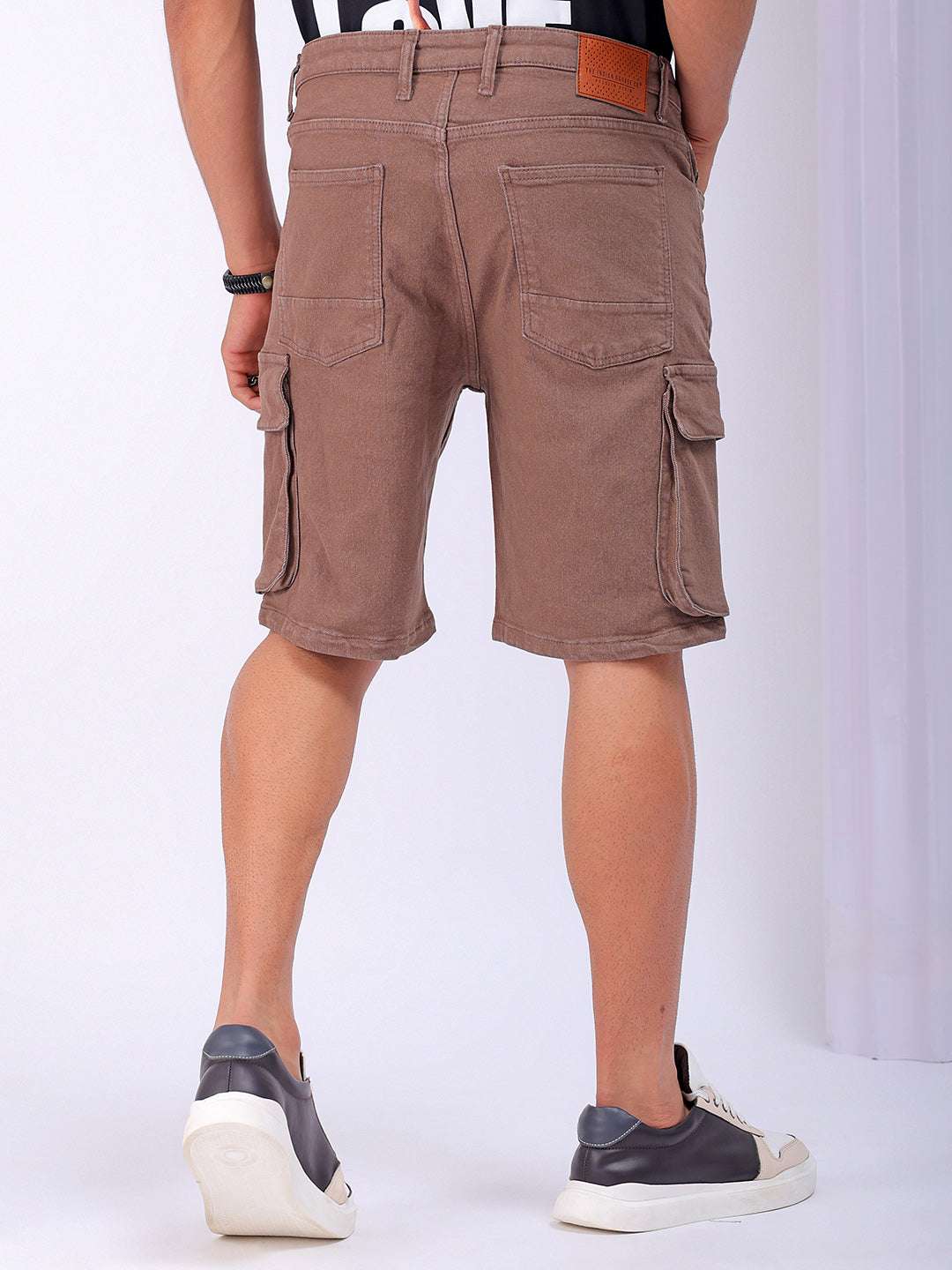 Men's Solid Relaxed Fit Cargo Shorts - Image 2