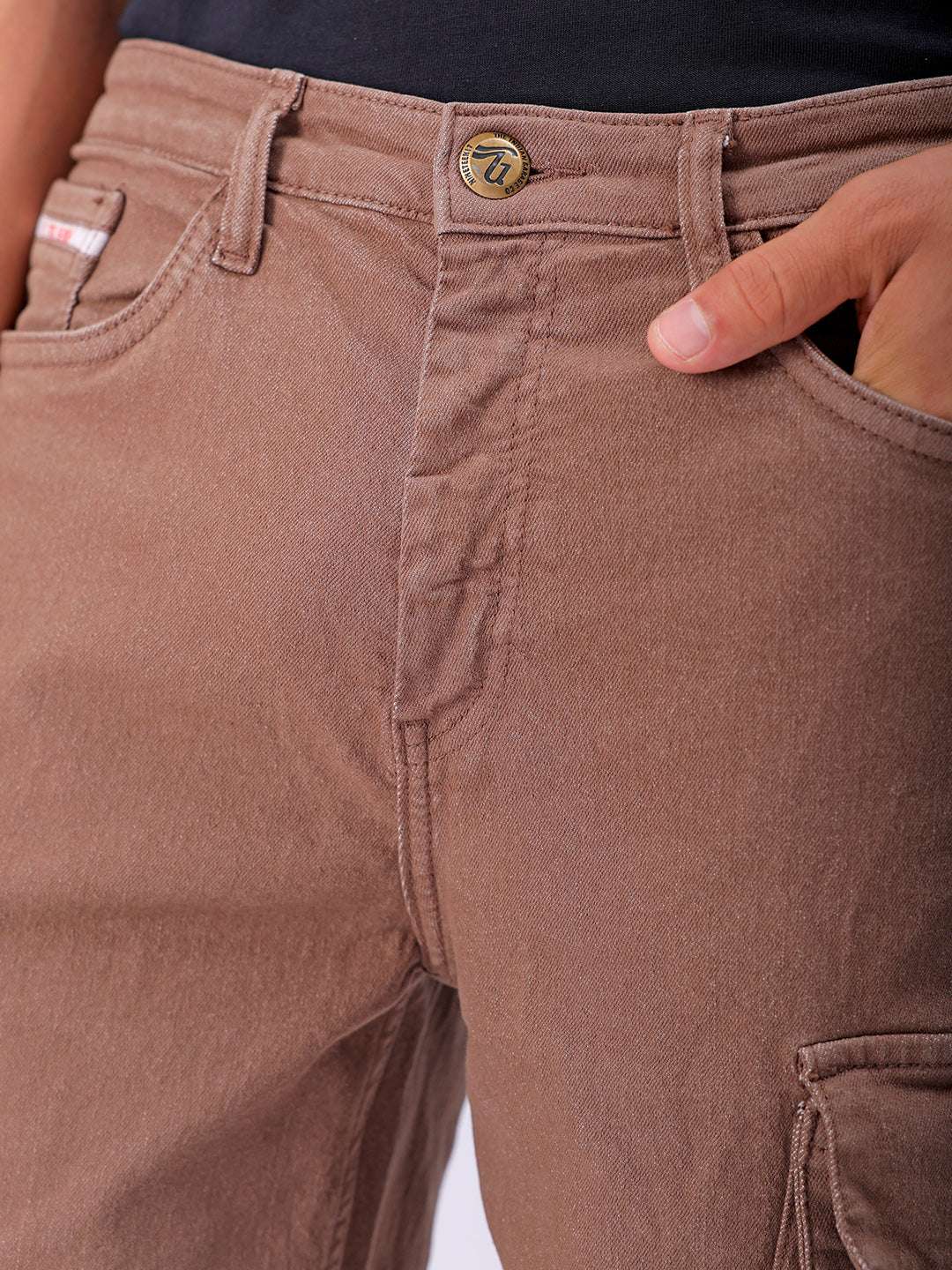 Men's Solid Relaxed Fit Cargo Shorts - Image 5