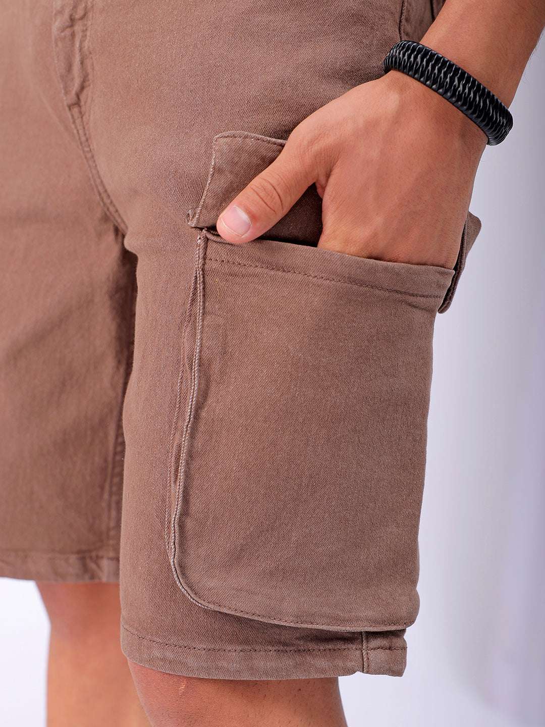 Men's Solid Relaxed Fit Cargo Shorts - Image 7