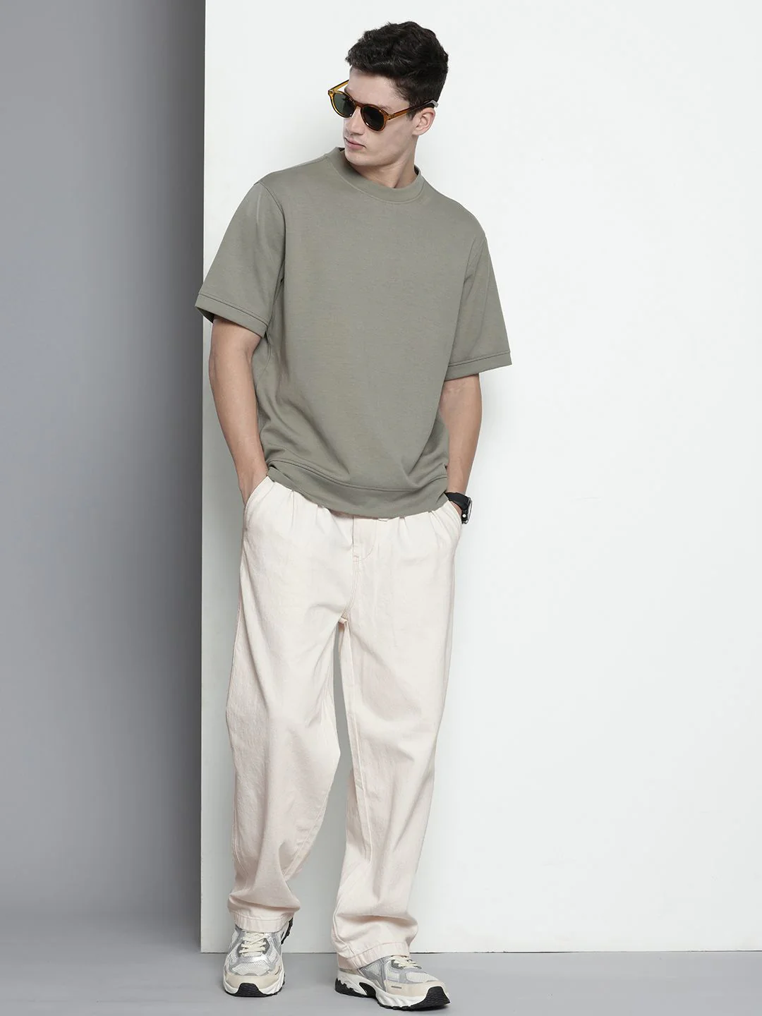 Men's Off White Relaxed Fit Solid Utility Jeans - Image 2