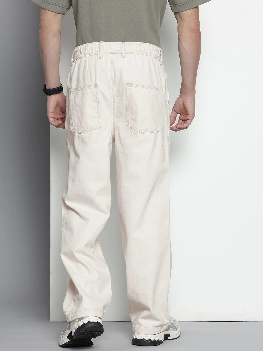 Men's Off White Relaxed Fit Solid Utility Jeans - Image 4