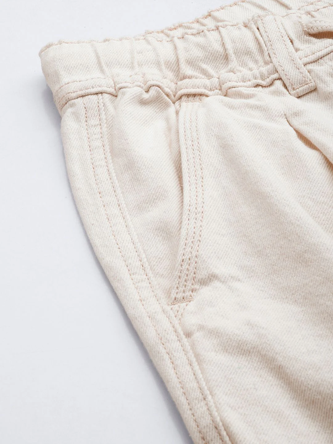 Men's Off White Relaxed Fit Solid Utility Jeans - Image 5