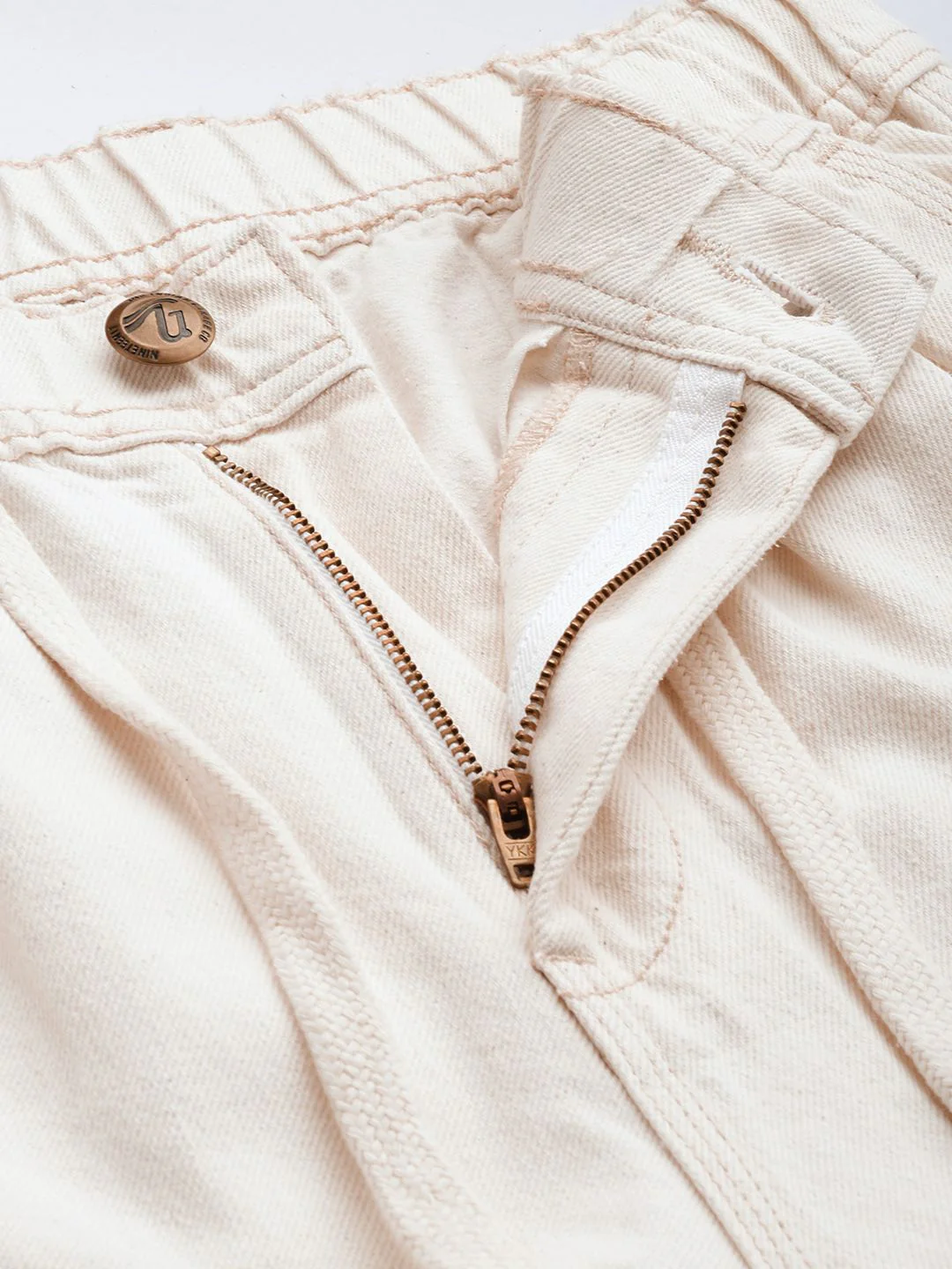 Men's Off White Relaxed Fit Solid Utility Jeans - Image 6
