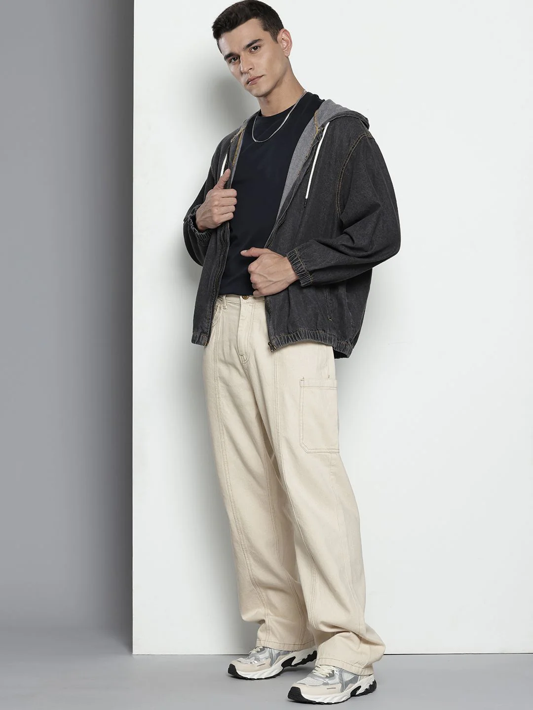 Men's Off White Wide Leg Fit Solid Utility Jeans - Image 4